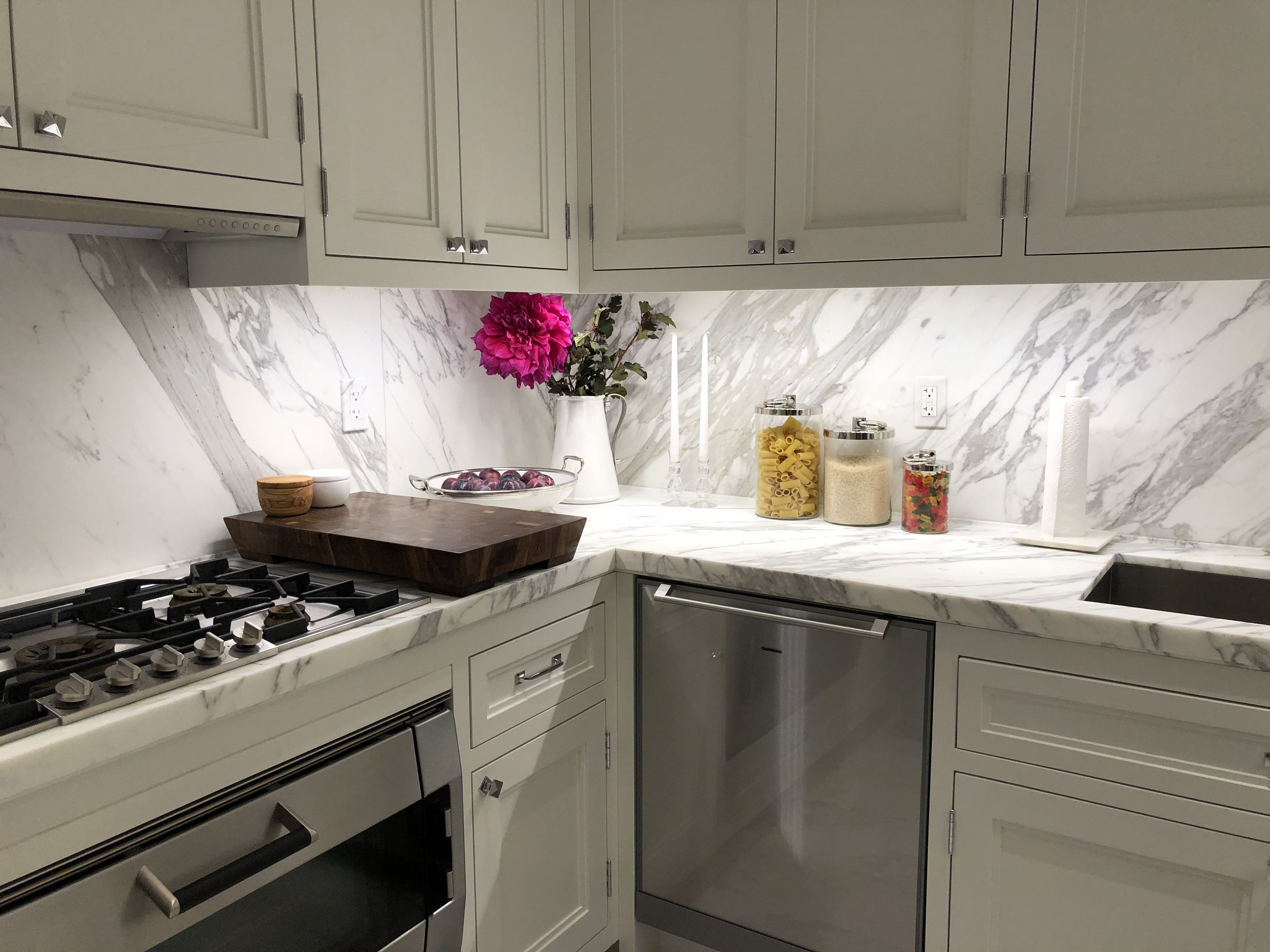 flowers-in-kitchen-by-liz-caan-interior-design-TOWN-Fast-and-Luxurious